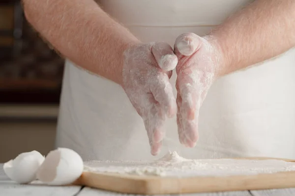 O processo de fazer pão caseiro por mãos masculinas — Fotografia de Stock