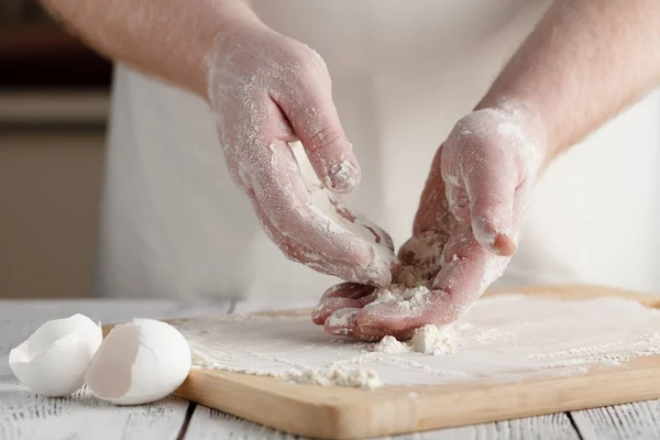 Peneirar farinha de trigo na tigela, ingrediente alimentar, prepare-se para co — Fotografia de Stock