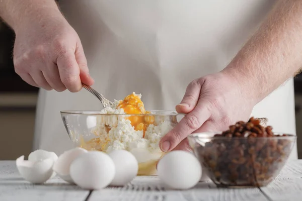 Ingredientes para assar: queijo cottage, ovos e farinha no t — Fotografia de Stock