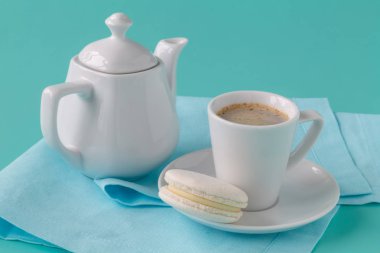 Siyah seramik kaplar ve tatlılar ile kahve demlendi