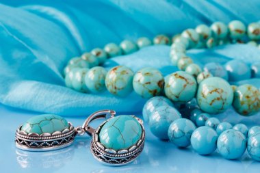 Doğal Taşlar ve İpek eşarp Mücevherat