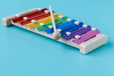 Akuamarin arka plan üzerinde izole çocuklar için parlak Glockenspeil