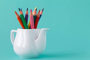 renkli kalem mavi arka plan, sanat ve drawin tablo ayarlama