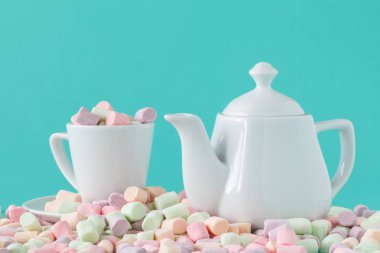 bir fincan üzerinde açık bir akuamarin renkli hatmi.