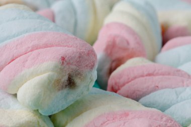 Gökkuşağı renkli sarmal lokum gibiydi Akuamarin ve mavi geri