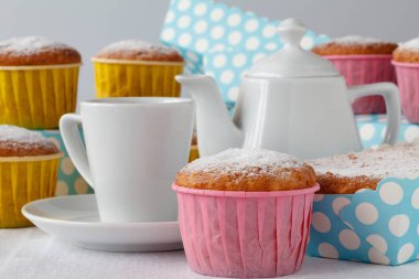 tabloda çay ile kek