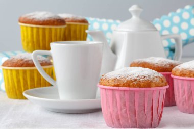 Tabak ve bardak çay limon ve Hindistan cevizi kek