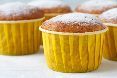 Kekler ve arka planda ek kekler Close-Up.