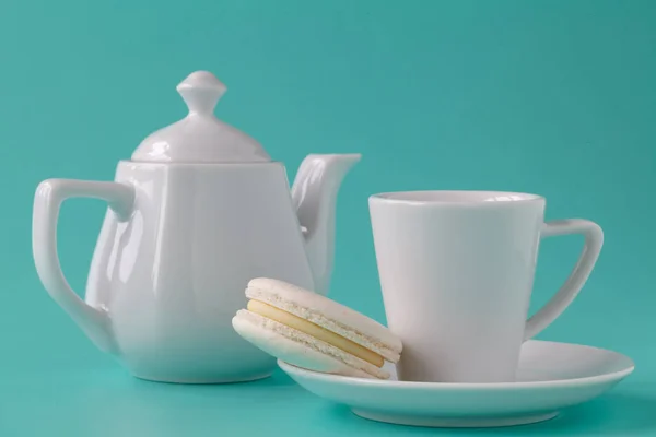 Mattina tazza di tè si trova sul bordo del Deskl, bollitore per tè , — Foto Stock