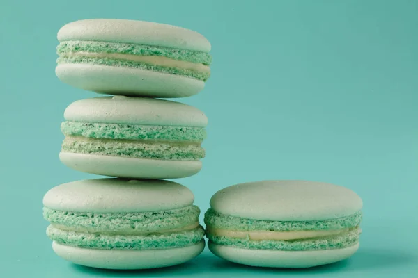 Akuamarin arka plan üzerinde turkuaz macaroons — Stok fotoğraf