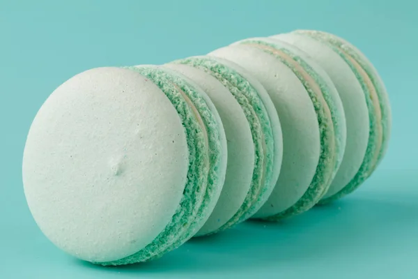 Akuamarin arka plan üzerinde turkuaz macaroons — Stok fotoğraf