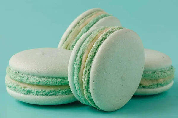 Akuamarin arka plan üzerinde turkuaz macaroons — Stok fotoğraf