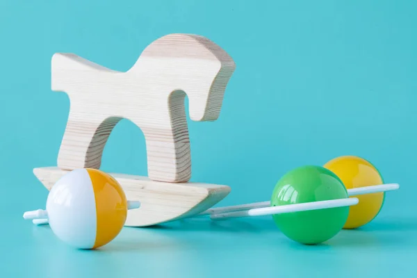 Brinquedos de madeira isolados na água-marinha — Fotografia de Stock