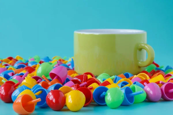 Mosaico de colores en la mesa azul — Foto de Stock