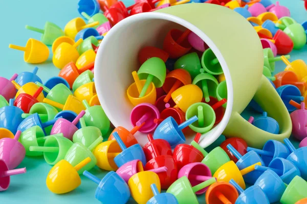 Brinquedos coloridos na mesa aquamarine . — Fotografia de Stock