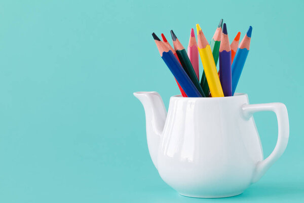 разноцветный карандаш на столе на синем фоне, рисунок и рисунок
