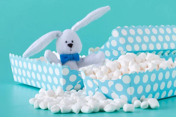 Malý kulatý bílý marshmallows na akvamarín backgrouns. — Stock fotografie