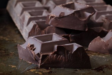 Karanlıkta çikolata parçaları