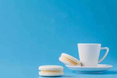 macaroons kahve fincanı mavi kağıt arka plan üzerinde ile