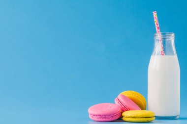 Bir bardak süt ile kopya mavi zemin üzerine Fransız acıbadem kurabiyesi 