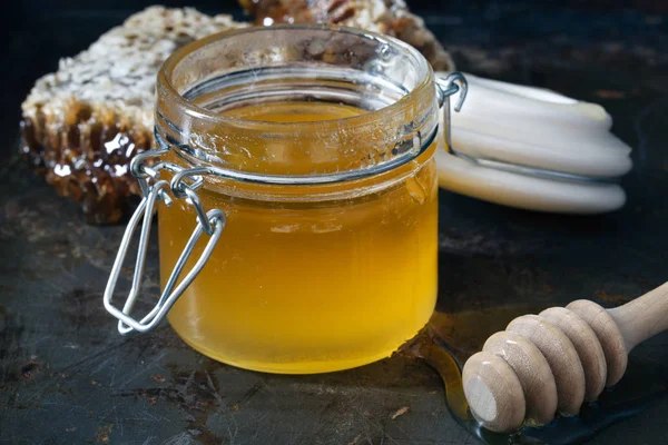 Honig im Glas mit Waben und Holznieselregen — Stockfoto