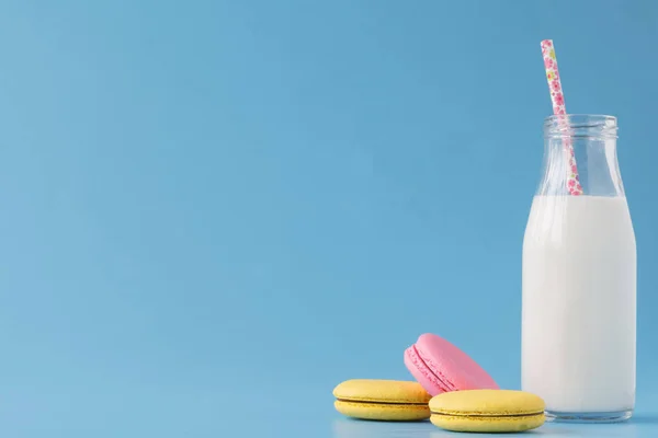 Frascos de leite com palhas listradas retro — Fotografia de Stock