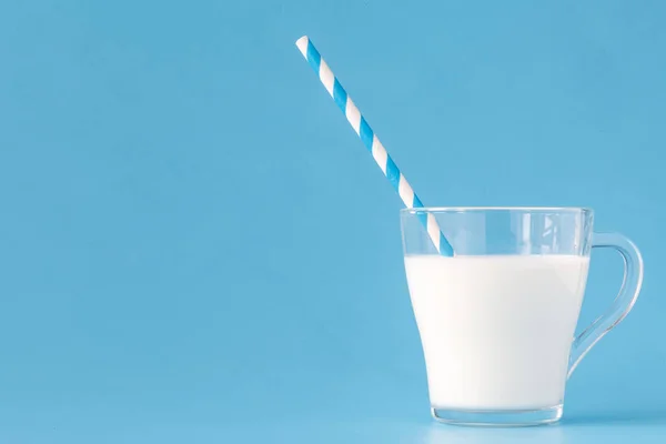빨 대를 마시는 신선한 우유의 유리 — 스톡 사진
