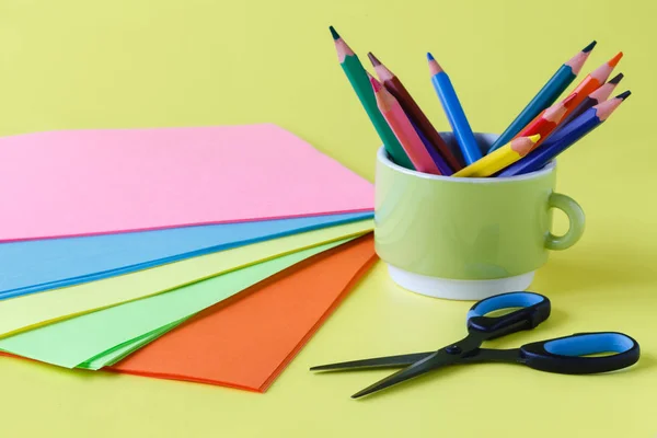 Hojas de papel de colores, tijeras, pegamento, lápiz, conjunto para el niño — Foto de Stock