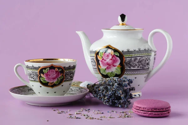 Lila heather, antik porcelán teáscsésze alj és te — Stock Fotó