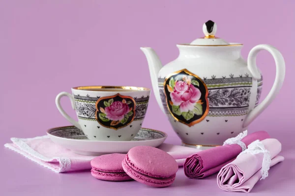 Antique porcelain coffee cups with hot espresso and tableware — Stock Photo, Image