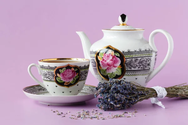Csésze tea gyógynövény díszített friss és szárított levendula fűszernövények. P — Stock Fotó