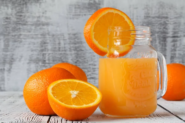 Alkoholfreier Blutorangencocktail in einem Glas auf einem hölzernen B — Stockfoto