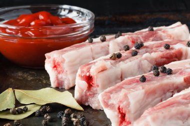 pişmemiş Domuz kaburga kesme tahtası