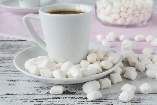 Tasse Kaffee mit Marshmallow — Stockfoto