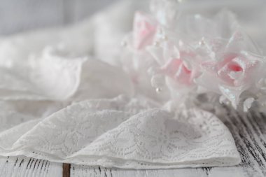 tarafından saten dantel işlemeli kumaştan jartiyer