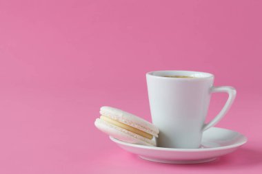 Kahve fincanı ile beyaz acıbadem kurabiyesi