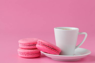 Kahve fincanı ile pembe acıbadem kurabiyesi kümesi