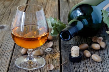 geleneksel meyveli brendi ve armut üzerinde bir vintage grunge ahşap ba