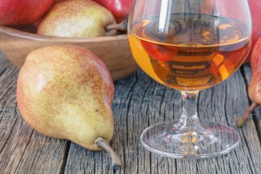 Şişe armut aguardiente konyak ve rustik kara günü taze armut 