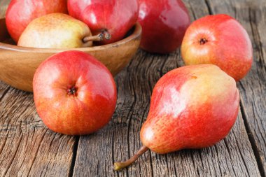 Masanın üzerinde bir ahşap kase taze, tatlı armut