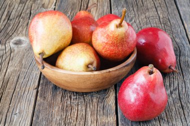 Masanın üzerinde bir ahşap kase taze, tatlı armut