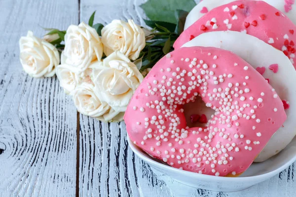 Donut con glaseado. Horneado ronda malsana . — Foto de Stock