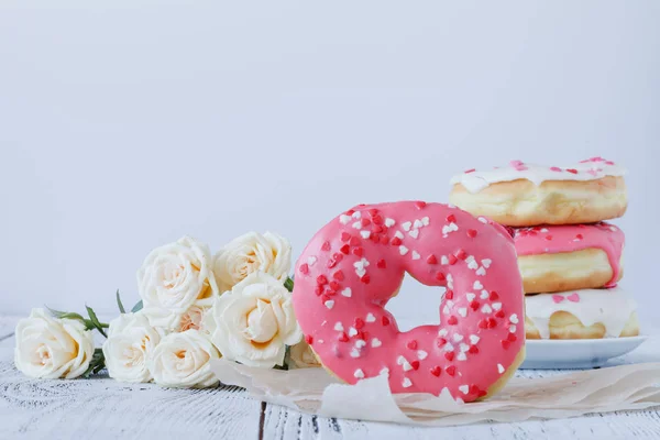 Hermosa mañana sorpresa donut y café y rosa — Foto de Stock