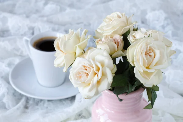 Чашка кави на столі з квітами — стокове фото