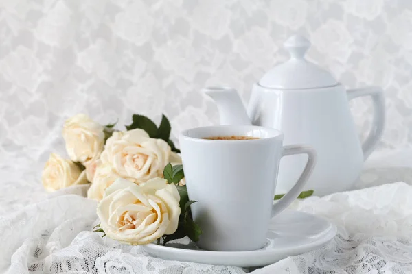 Чашка с блюдцем. Деликатные белые цветы . — стоковое фото
