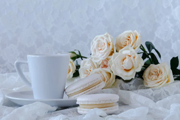 Білі троянди і чашки — стокове фото
