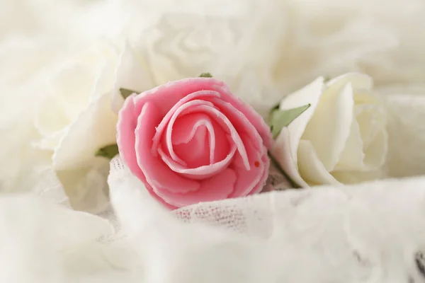 Троянди з матеріалу на весільній сукні — стокове фото