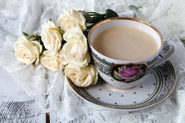 Kopp kaffe och en bukett vita rosor — Stockfoto