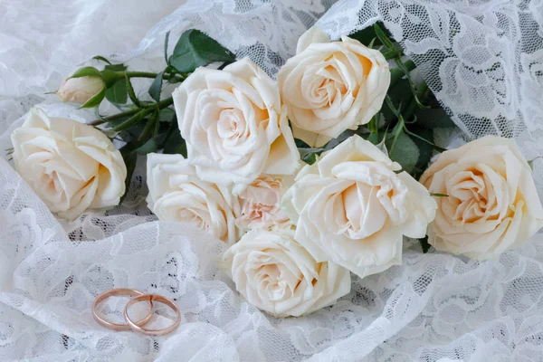 Die Ringe an den Blumen auf weißem Stoff, Hochzeitsdetails — Stockfoto