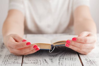 çalışma sayfalarında saygısız bir kitap üzerinde tutan kadın